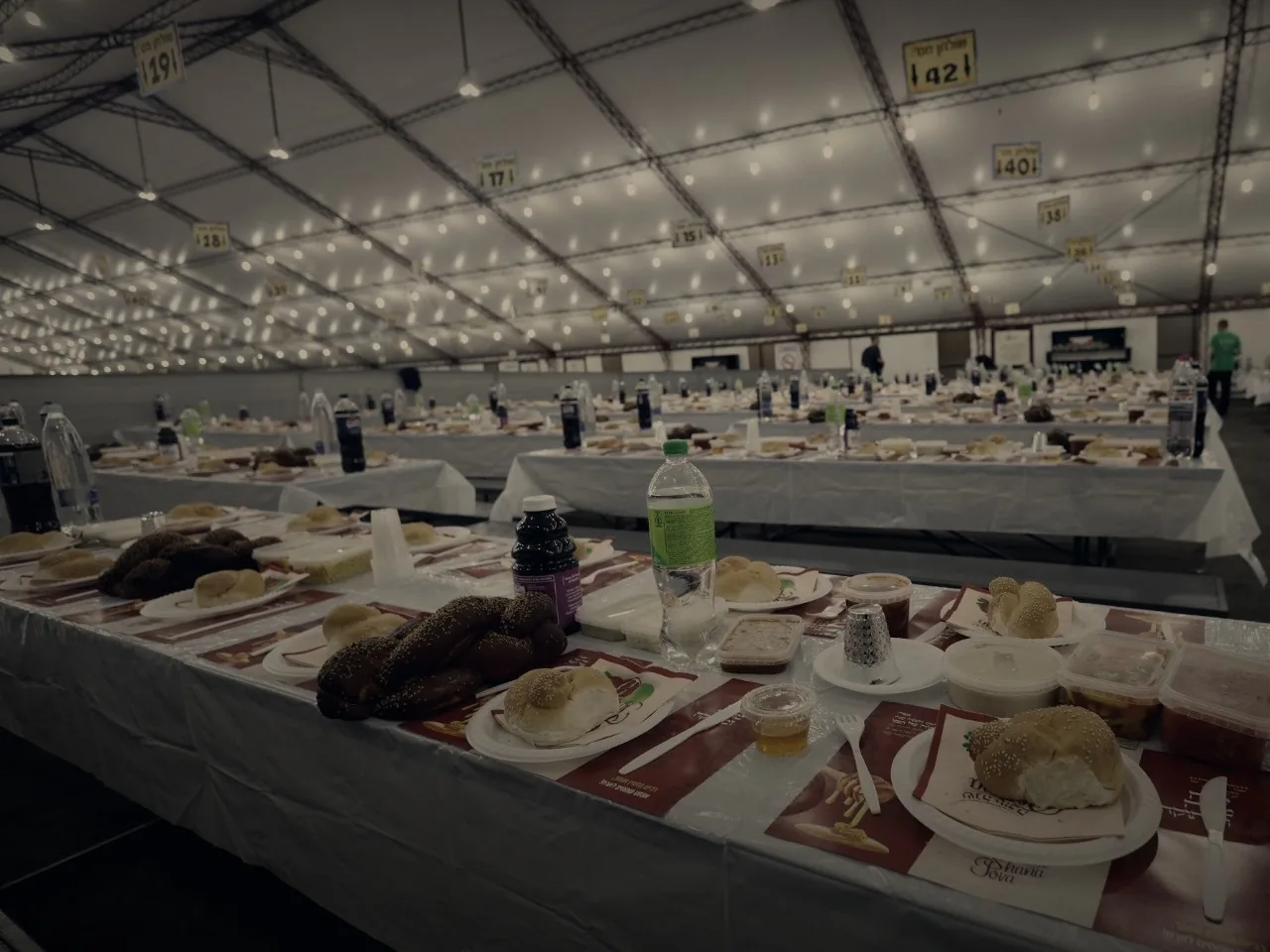 Table de fête pour Roch Hachana à Ouman — halot et miel
